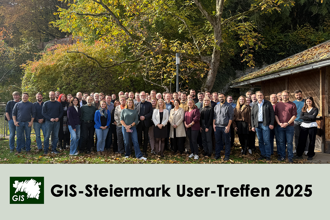 Gruppenbild des GIS-Steiermark User-Treffen 2025 im Heimatsaal in Graz Gruppenbild des GIS-Steiermark User-Treffen 2025 im Heimatsaal in Graz