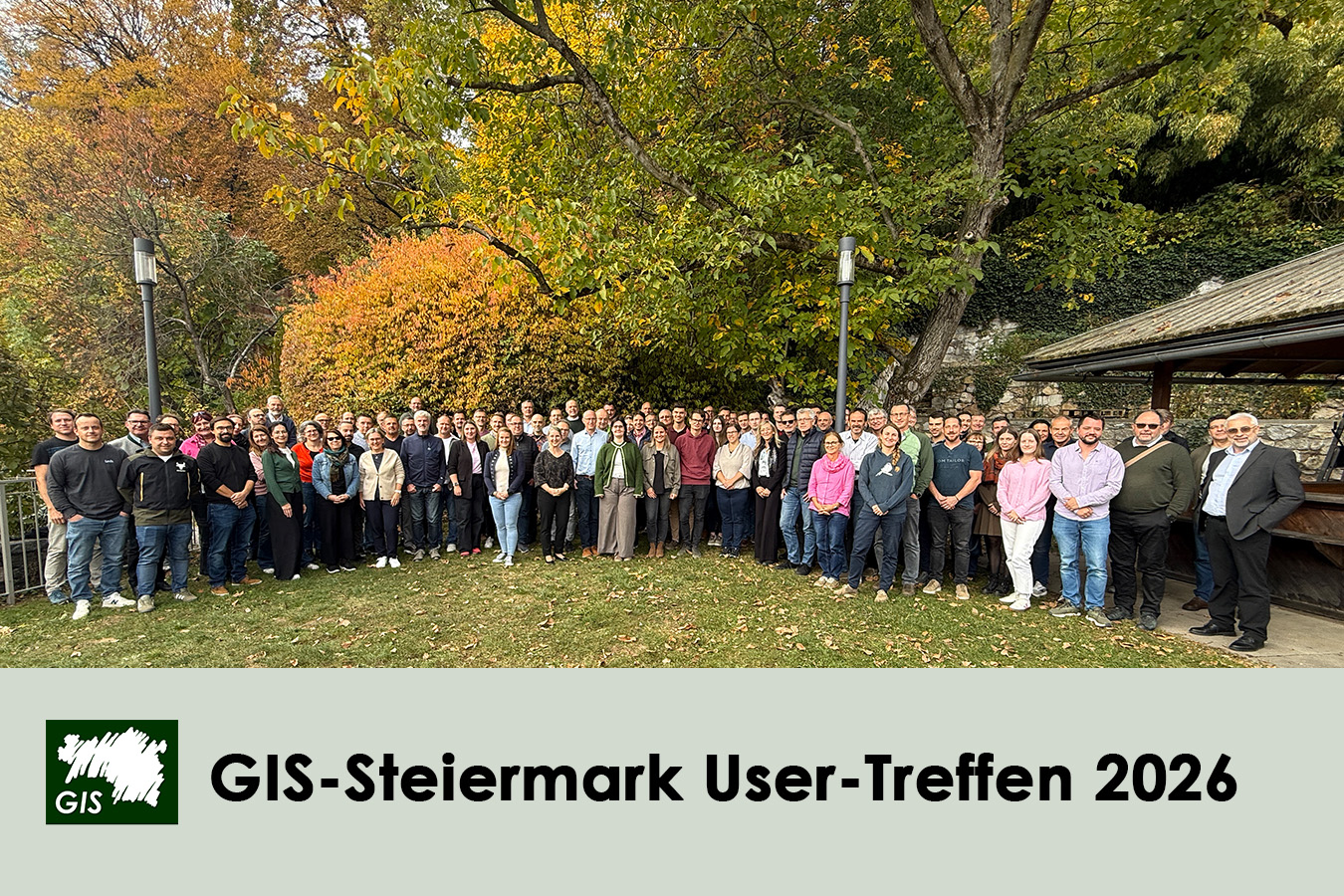 Gruppenbild des GIS-Steiermark User-Treffen 2026 im Heimatsaal in Graz