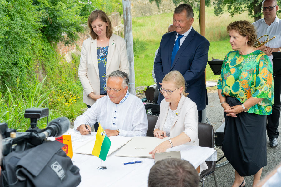 Unterzeichnung des Vertrages - Unterzeichnung des Vertrages -