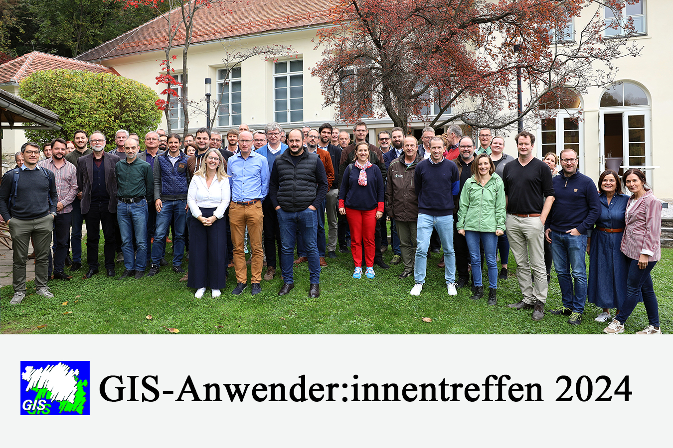 Gruppenbild des GIS - Anwender:innentreffen 2024 im Heimatsaal in Graz
